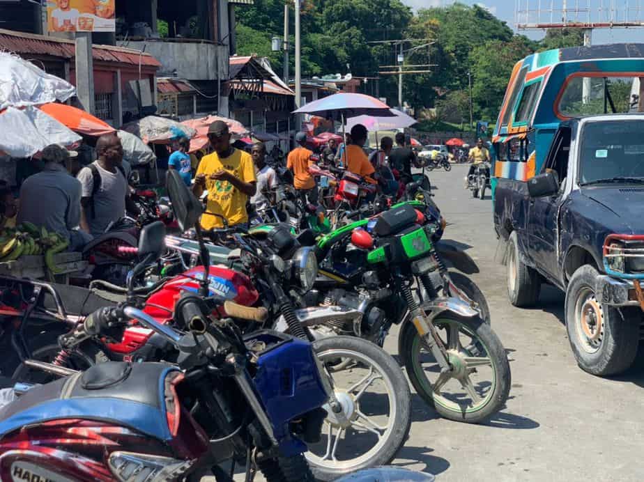 Les chauffeurs de taxi-motos se plaignent de la rareté du carburant